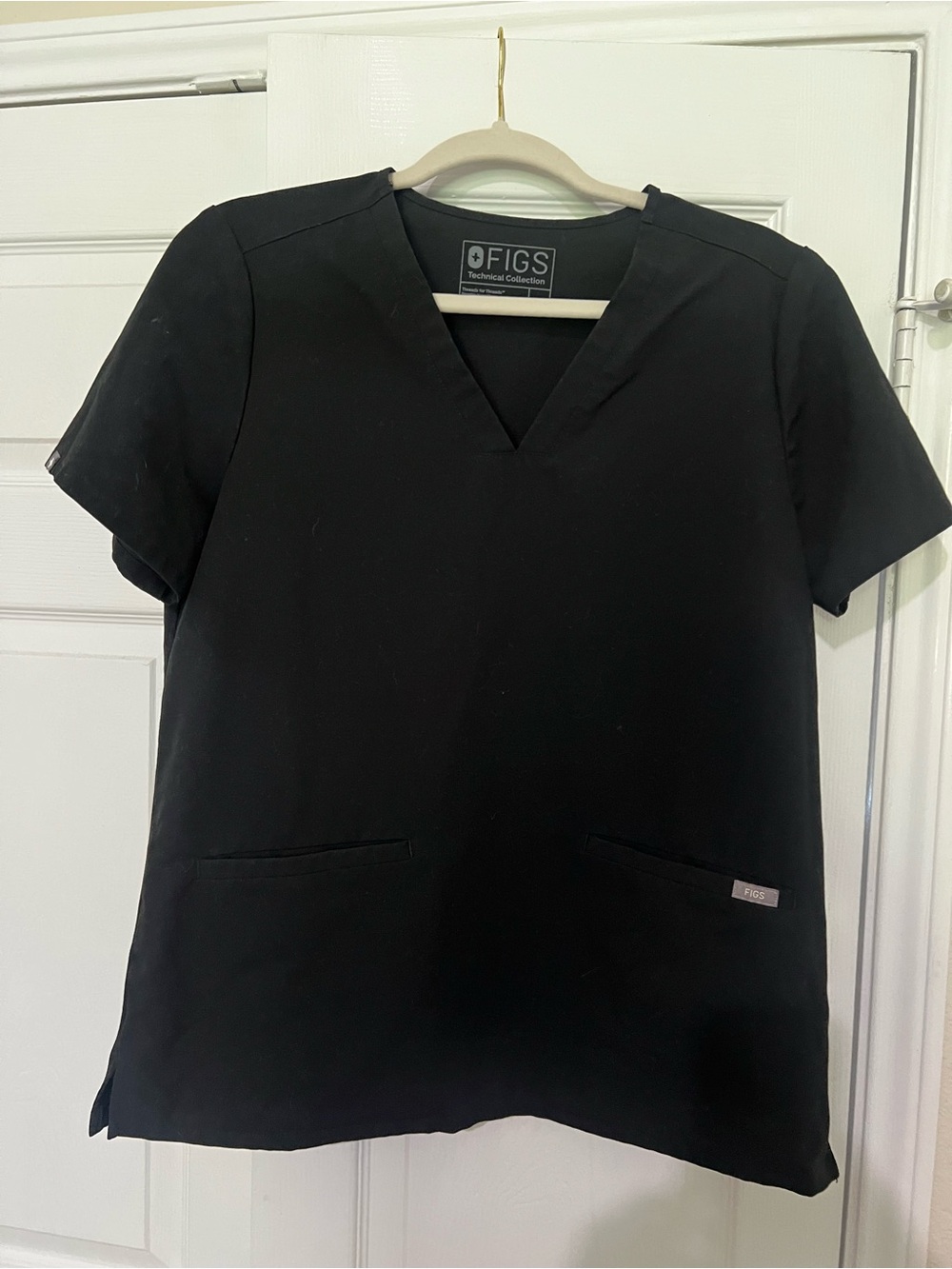 Figs Black V‑Neck Scrub Top with Front Pockets